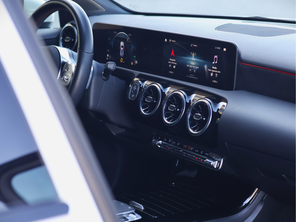 Mercedes-Benz A-Klasse 180 AMG Line Automaat